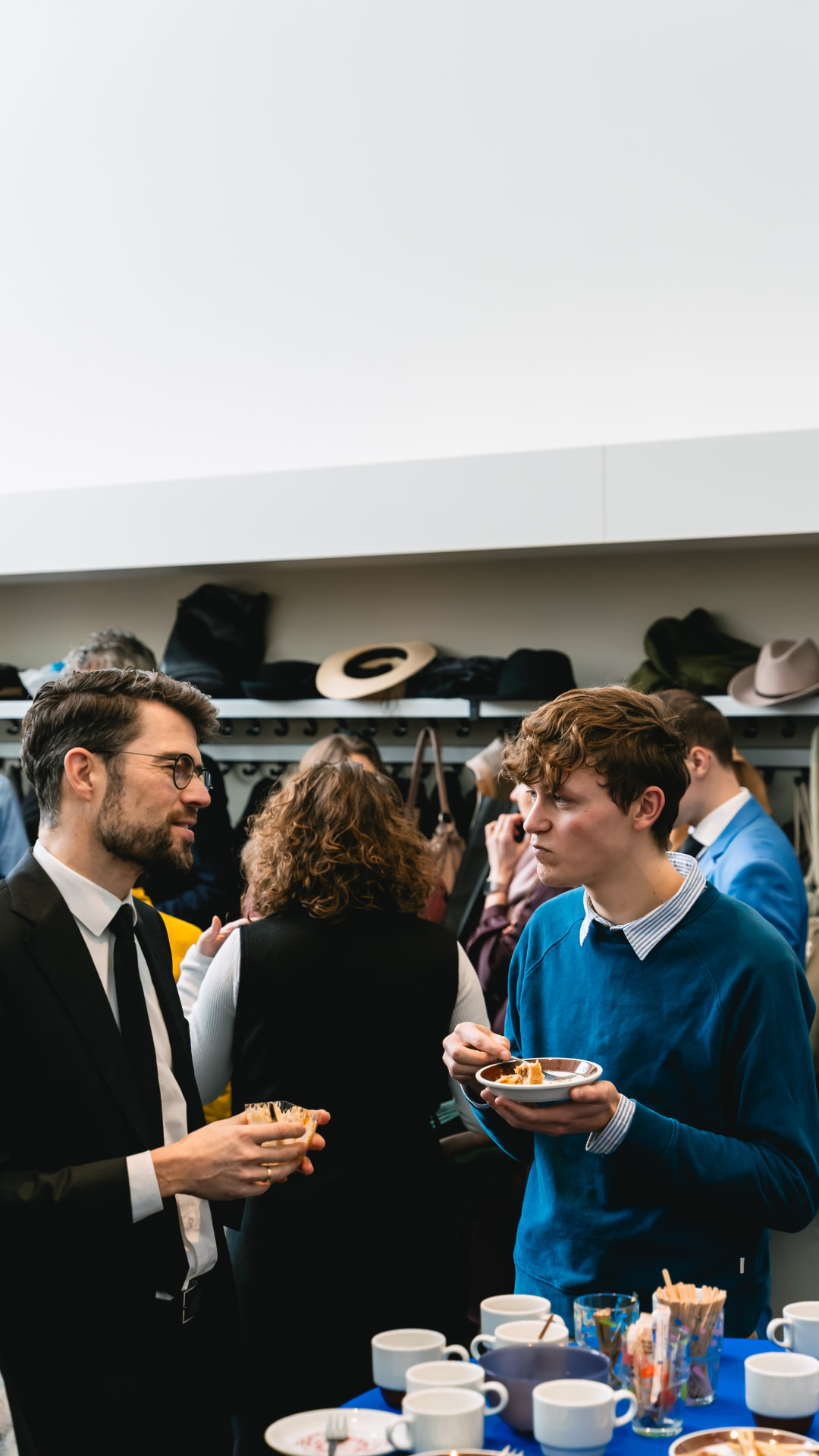 Mensen ontmoeten elkaar in een kerkelijke gemeente