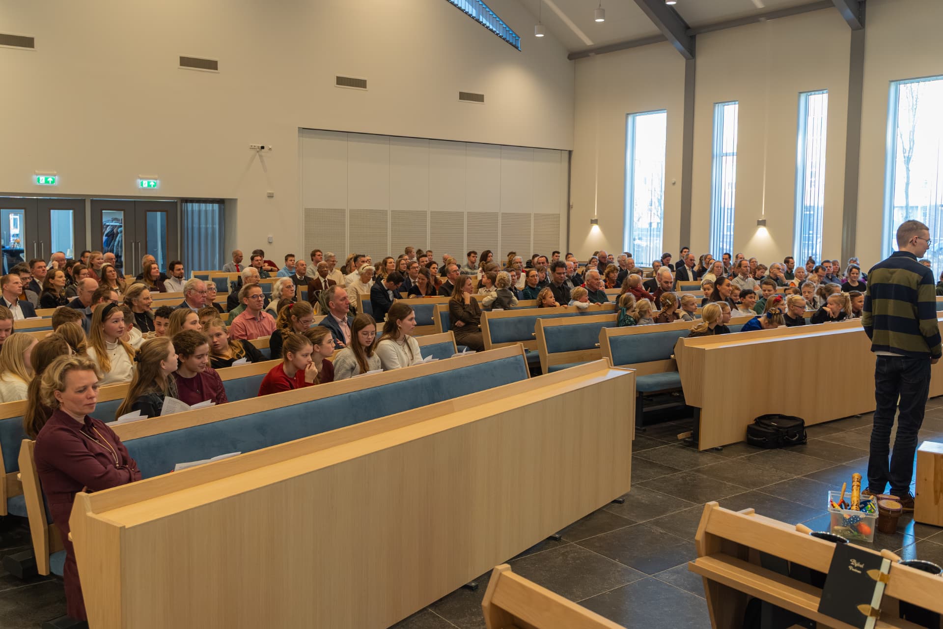 Een kerkdienst met bezoekers in de kerkzaal